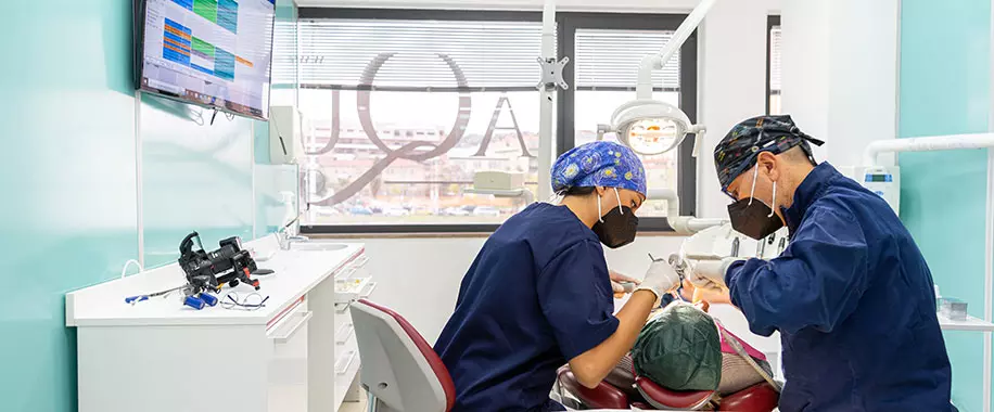 Il Dottor Maurizio Aquino effettua un intervento di chirurgia orale