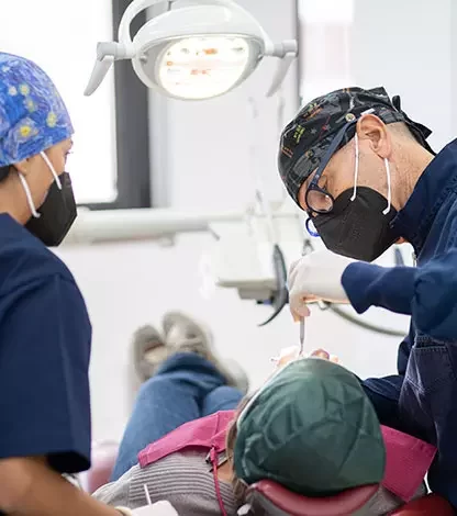 Il Dottor Maurizio Aquino effettua un intervento di chirurgia parodontale